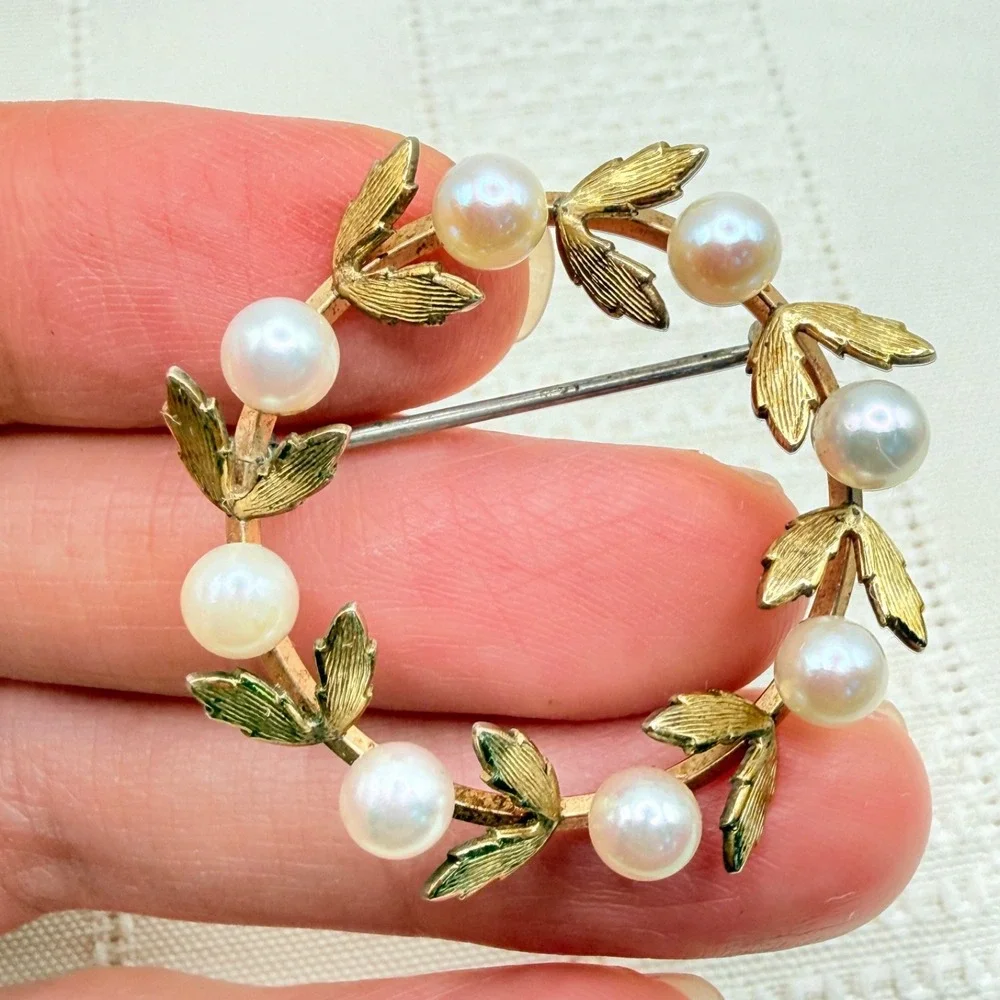 Vintage Krementz Circle Wreath Leaves Gold Tone Brooch w/ Cultured Pearls 1.25